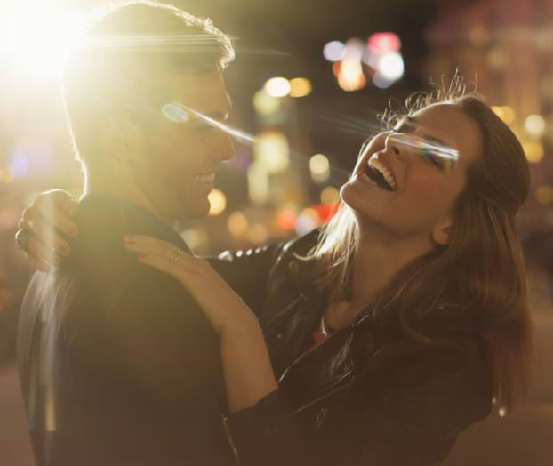 5 gestes pour prouver qu&rsquo;un homme est sous le charme