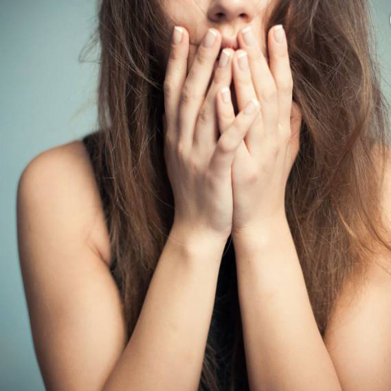 Cinq choses que vous ne devriez jamais dire à un ami dans une relation abusive