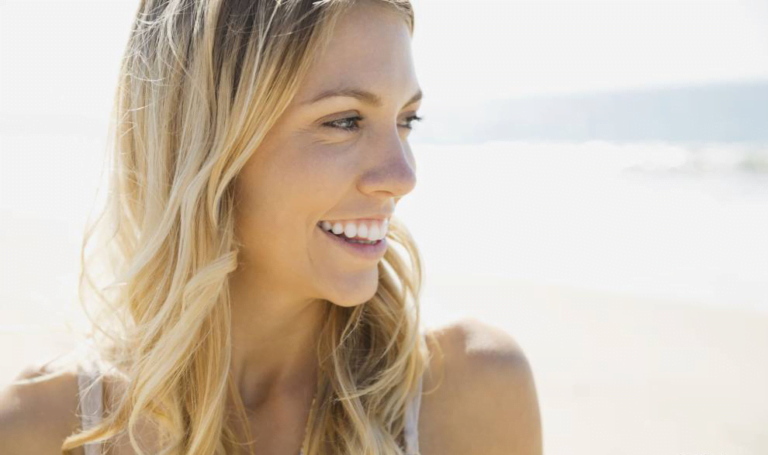 7 façons naturelles de réduire les effets de la lumière du soleil sur les cheveux