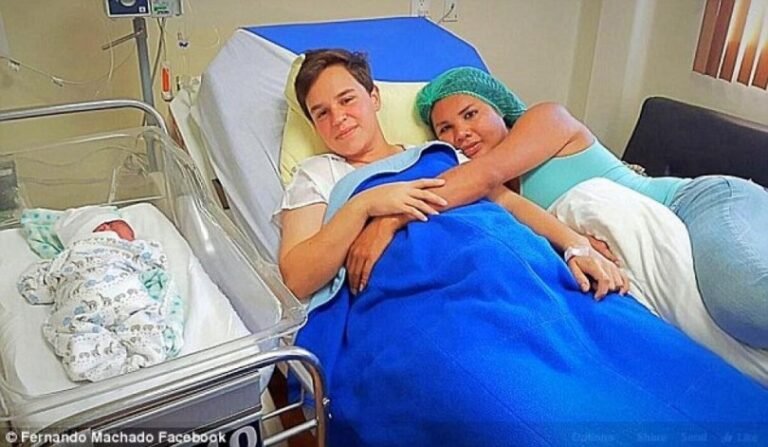 Le bébé est né d&rsquo;un homme né d&rsquo;un homme, et cette femme est enceinte d&rsquo;une femme née d&rsquo;un homme.