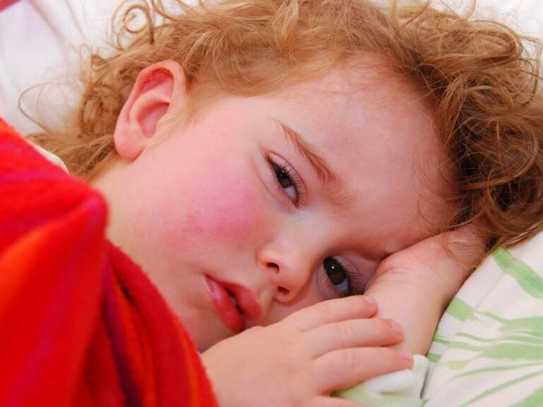 La scarlatine est de retour et chaque parent doit se méfier de ces signes avant-coureurs!