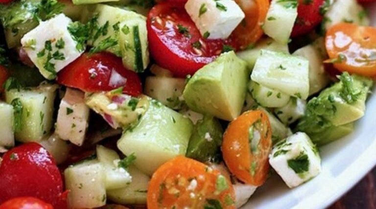 Mangez cette salade régulièrement et vous arriverez à vous mettre le ventre plat en été!