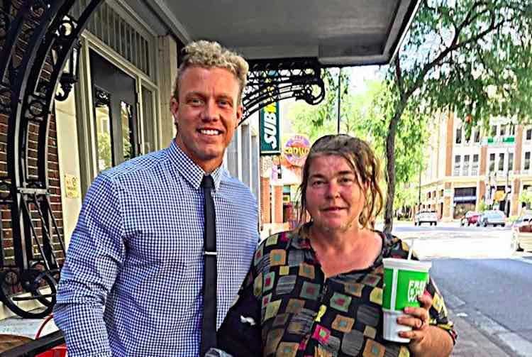 Il déjeune avec cette femme sans-abri tous les jours-puis il se rend compte où elle dépense son argent