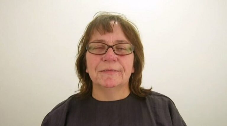 Cette mère divorcée ne peut même plus se regarder dans le miroir. Puis elle subit une transformation et vous jettera à terre!