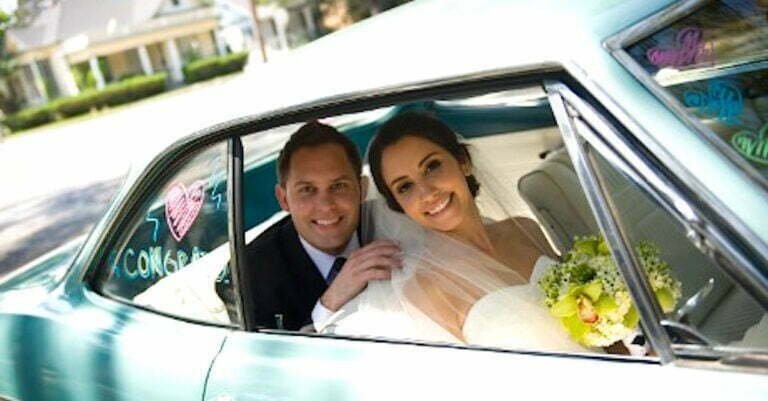 Deux ans après le décès de sa femme, la police a regardé les photos du mariage et a remarqué quelque chose qui a fait pleurer le mari!