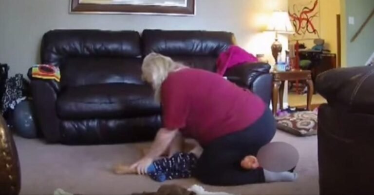 Cette mère cache la caméra à la maison pour voir ce que la baby-sitter et le fils font ensemble. Ce qu&rsquo;elle a trouvé l&rsquo;a profondément blessée.