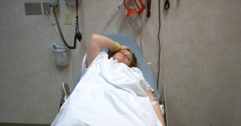 Sa famille l&rsquo;a débranchée, alors elle pourrait mourir. Mais ensuite, elle a dit quelque chose à son mari.