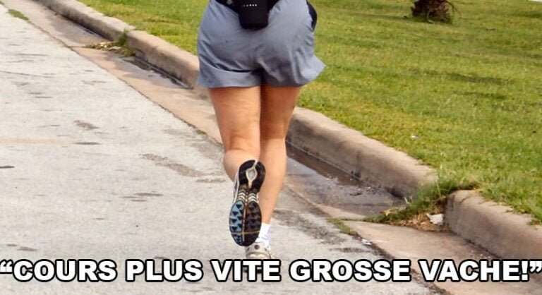 Un adolescent traite une femme en cours d&rsquo;exécution sinueuse avec du bétail gras. Voyez comment sa mère le punit! parfait! bien joué!