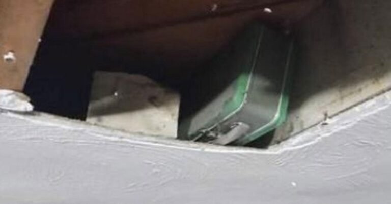 Un couple a trouvé une mystérieuse boîte entre les deux poutres de la maison. Qu&rsquo;y a-t-il dedans? incroyable!
