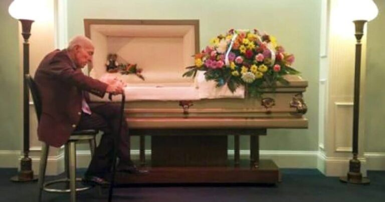 Un homme a dit au revoir à sa femme qui est sa femme depuis 59 ans: « Je sais que tu ne m&rsquo;entends pas, mais je t&rsquo;aime. »