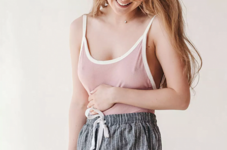Comment éviter les ballonnements périodiques expliqués par des experts en hormones