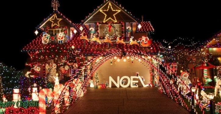 Il s’avère que les personnes qui portent des décorations de Noël plus tôt sont plus heureuses