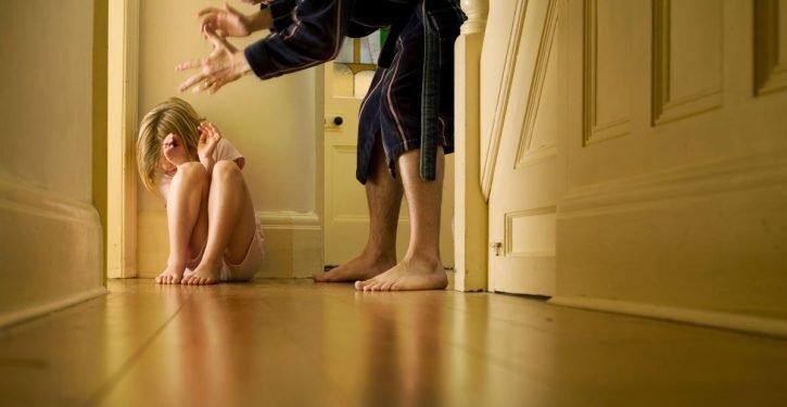 Le médecin dit que crier après un enfant change la formation du cerveau