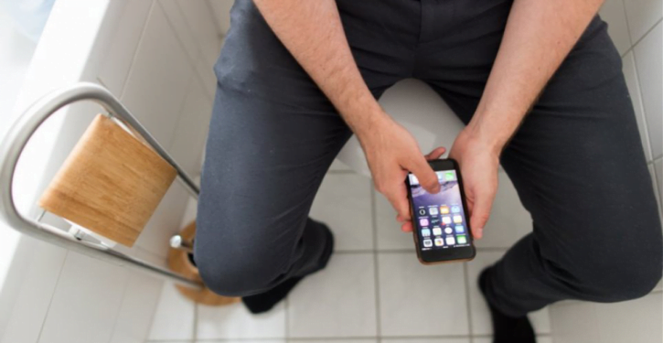 Un homme passe 7 heures par an à se cacher tranquillement dans la salle de bain