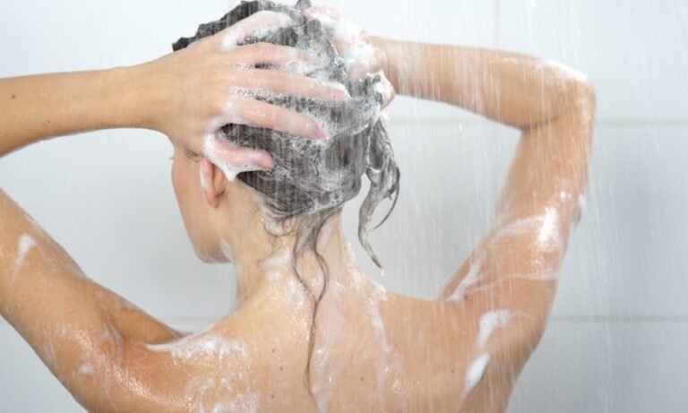 Ces deux dermatologues ont révélé 9 règles à suivre lors de la douche,