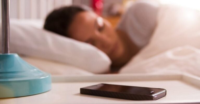C&rsquo;est ce qui se passe lorsque vous dormez à côté de votre téléphone
