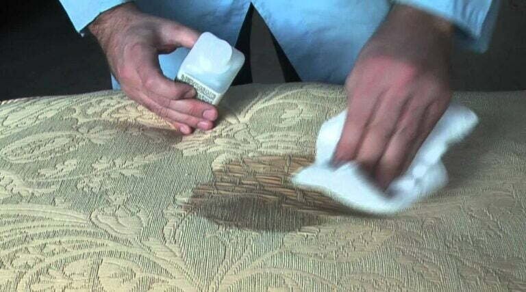 Utilisez du bicarbonate de soude pour éliminer les taches.