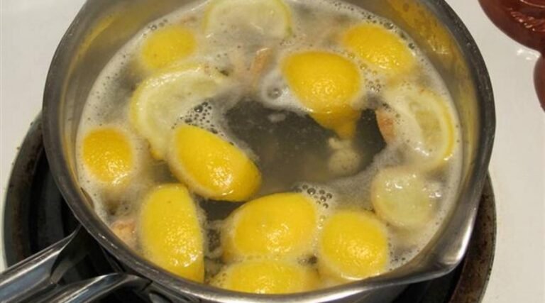 Faites bouillir le citron la nuit et buvez le liquide immédiatement au réveil, ce qui est bon pour votre santé