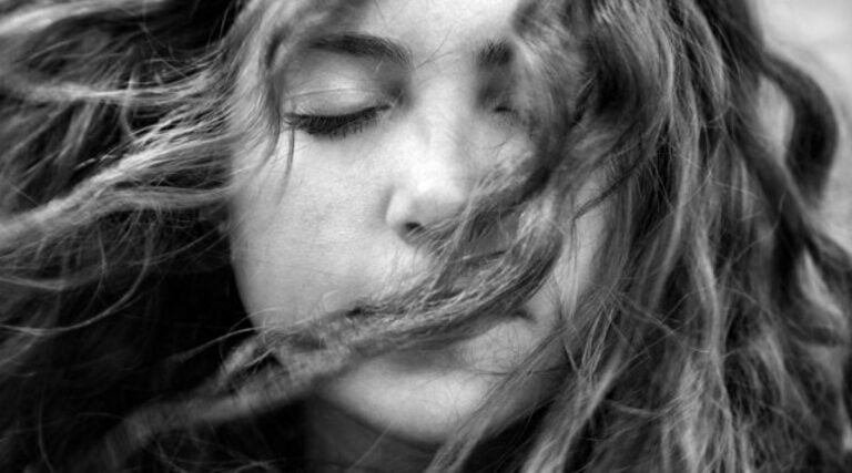 Le pouvoir mental méconnaissable des cheveux