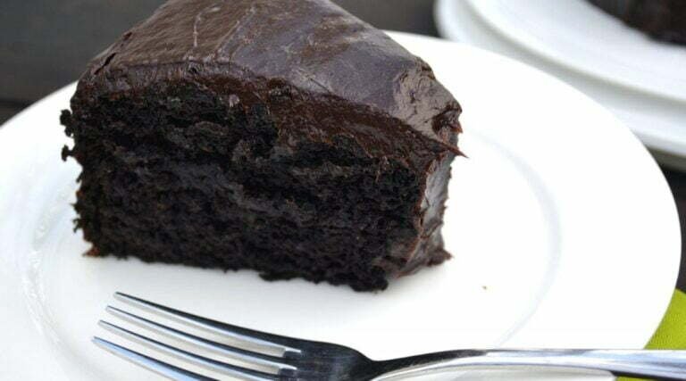 La façon de faire un délicieux gâteau au chocolat sain sans sucre, œufs et beurre est la suivante