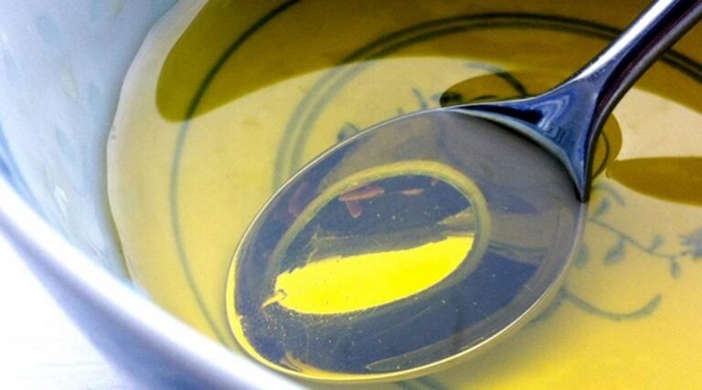 Comment utiliser l’huile de ricin pour faire repousser les cheveux et les sourcils