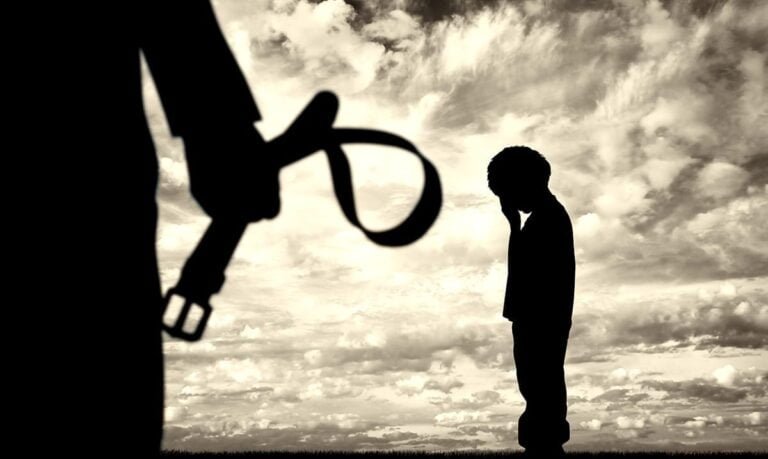 les punitions physiques causent beaucoup plus de tort que la plupart des gens ne le pensent