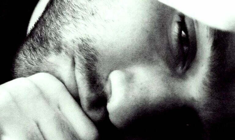 4 Façons Dont L’homme Brisé Émotionnellement Aime Différemment