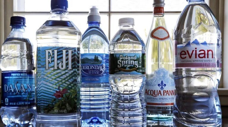 Pourquoi vous ne devriez pas boire de l’eau de bouteilles en plastique