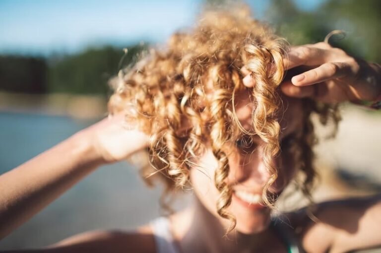 Ce que vous devez faire pour éclaircir vos cheveux au soleil et obtenir des mèches naturellement blondes