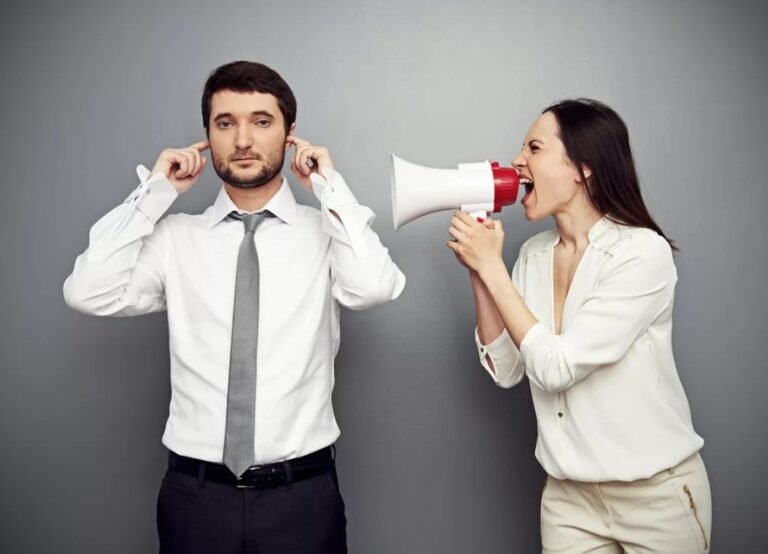 5 choses énervantes que font les femmes devant leurs hommes !