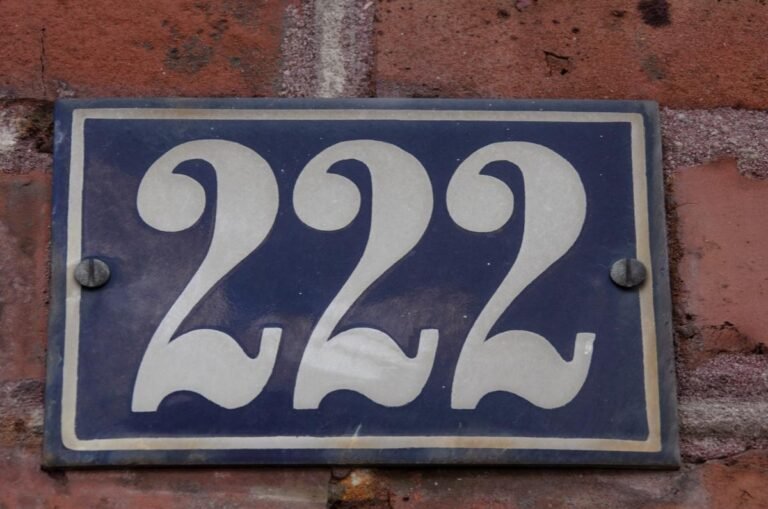 222 signification : Décoder la signification mystique du nombre angélique 222